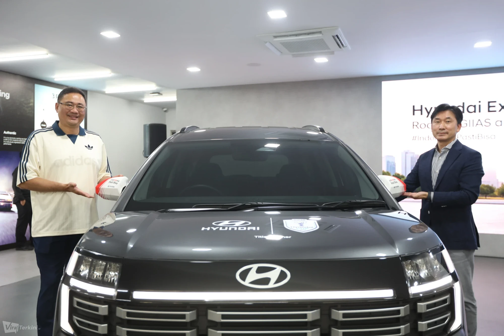 PHOTO 1 - Fransiscus Soerjopranoto selaku Chief Operating Officer of HMID dan Kenny Lee selaku President Director of HMID