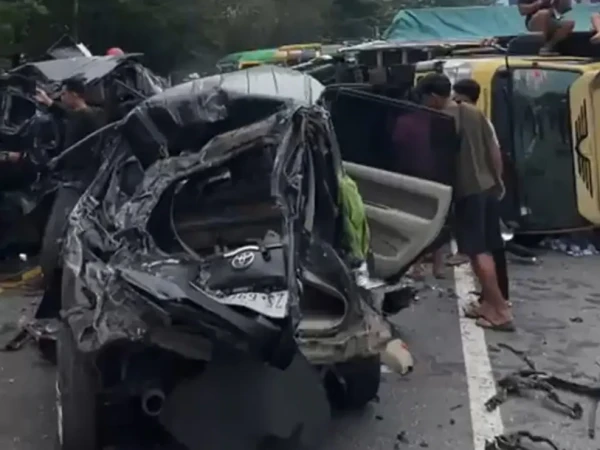 Rem Blong Diduga Jadi Pemicu! Truk Kontainer Hantam Tujuh Kendaraan di Jalur Medan–Berastagi, Sejumlah Korban Terluka