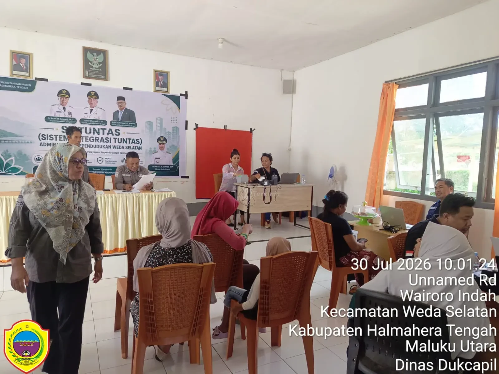 Suasana pelayanan terpadu administrasi kependudukan (SI-TUNTAS) kolaborasi Disdukcapil Halmahera Tengah dan Pemerintah Kecamatan Weda Selatan yang dipusatkan di Kantor Camat Weda Selatan, Wairoro Indah, Kamis (30/7/2026). Foto: Dok. Disdukcapil Halteng