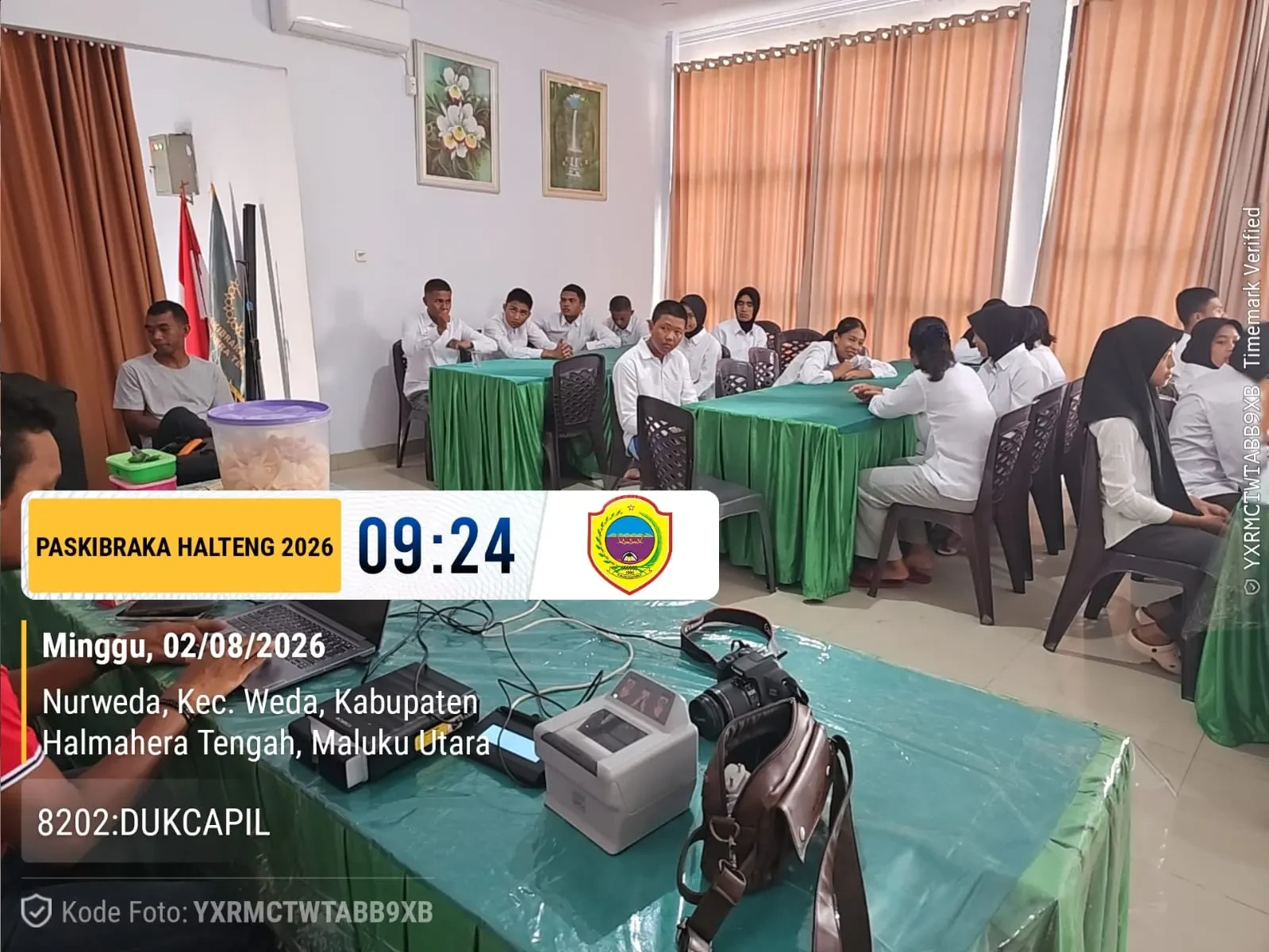 Tim teknis Disdukcapil Kabupaten Halmahera Tengah menyiapkan perangkat perekaman biometrik E-KTP untuk para anggota Pasukan Pengibar Bendera Pusaka (Paskibraka) Halteng 2026 di Asrama Diklat Penginapan Grand Weda, Nurweda, Kecamatan Weda, Minggu (2/8/2026). Foto: Dok. Disdukcapil Halteng