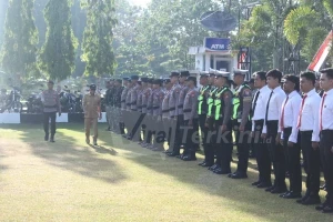 Bupati Halmahera Tengah, Dr. Ir. Ikram Malan Sangadji, M.Si., didampingi salah satu anggota Polri, berjalan melakukan pengecekan barisan personel gabungan TNI, Polri, dan unsur terkait saat memimpin Apel Siaga Pencegahan Karhutla di Mako Polres Halteng, Weda, (3/8/2026). Foto: ist