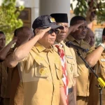 Bupati Halmahera Tengah Dr. Ir. Ikram Malan Sangadji, M.Si. memberi hormat saat memimpin upacara pelepasan kontingen Kwarcab Halmahera Tengah menuju Jambore Nasional XII 2026 di halaman Kantor Bupati Halmahera Tengah, Weda, Senin (3/8/2026). (Foto: Dok. Pemda Halteng)