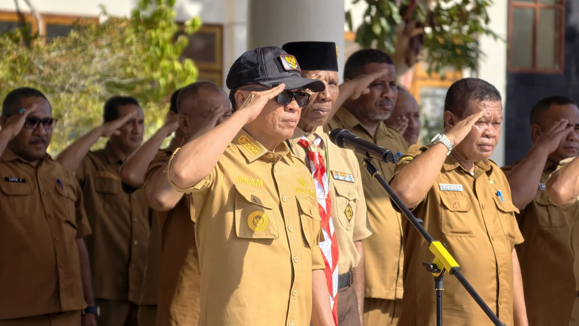 Bupati Halmahera Tengah Dr. Ir. Ikram Malan Sangadji, M.Si. memberi hormat saat memimpin upacara pelepasan kontingen Kwarcab Halmahera Tengah menuju Jambore Nasional XII 2026 di halaman Kantor Bupati Halmahera Tengah, Weda, Senin (3/8/2026). (Foto: Dok. Pemda Halteng)