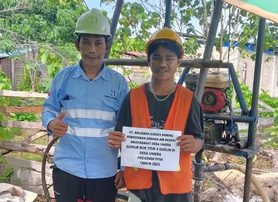 Seorang petugas lapangan PT ASM dan warga desa menunjukkan kertas bertuliskan detail program air bersih di lokasi sumur bor di Desa Umera, Kecamatan Pulau Gebe, Kabupaten Halmahera Tengah. Realisasi Program PPM seperti penyediaan sarana air bersih ini tetap berjalan sebagai fokus utama perusahaan meskipun sedang mengawal proses hukum Peninjauan Kembali (PK) di tingkat pengadilan. (Foto: Dok. PT. ASM)