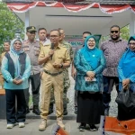 Bupati Halteng Dr. Ir. Ikram Malan Sangadji, M.Si, didampingi Ketua TP-PKK Halteng Ny. Rallia Asyari Ikram dan jajaran Pemkab Halteng serta Anggota DPRD saat memberikan arahan pada pembukaan Gerakan Pangan Murah di Taman Kota, Desa Were, Weda, Selasa (4/8/2026). (Foto: Supriansyah Nurdin)