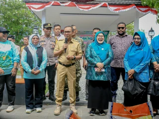Tekan Inflasi dan Sambut HUT ke-81 RI, Pemkab Halmahera Tengah Gelar Pangan Murah di Taman Kota Weda