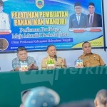 Bupati Halteng, Dr. Ir. Ikram Malan Sangadji, M.Si., memberikan arahan mendalam saat membuka Pelatihan Pembuatan Pakan Ikan Mandiri di Kantor Camat Weda, Selasa (4/8/2026). Melalui latar belakang akademisnya, Bupati IMS mendorong efisiensi biaya produksi pembudidaya melalui kemandirian pembuatan pakan guna mewujudkan kedaulatan sektor perikanan daerah. (Foto: Dok. Pemda Halteng)