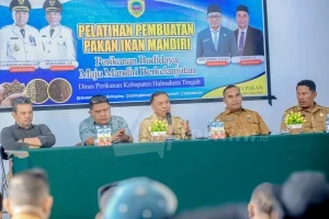 Bupati Halteng, Dr. Ir. Ikram Malan Sangadji, M.Si., memberikan arahan mendalam saat membuka Pelatihan Pembuatan Pakan Ikan Mandiri di Kantor Camat Weda, Selasa (4/8/2026). Melalui latar belakang akademisnya, Bupati IMS mendorong efisiensi biaya produksi pembudidaya melalui kemandirian pembuatan pakan guna mewujudkan kedaulatan sektor perikanan daerah. (Foto: Dok. Pemda Halteng)