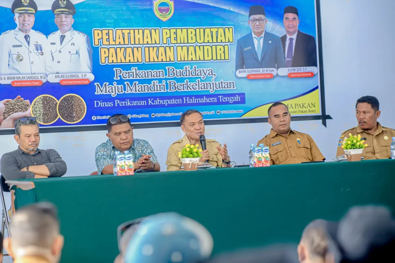 Bupati Halteng, Dr. Ir. Ikram Malan Sangadji, M.Si., memberikan arahan mendalam saat membuka Pelatihan Pembuatan Pakan Ikan Mandiri di Kantor Camat Weda, Selasa (4/8/2026). Melalui latar belakang akademisnya, Bupati IMS mendorong efisiensi biaya produksi pembudidaya melalui kemandirian pembuatan pakan guna mewujudkan kedaulatan sektor perikanan daerah. (Foto: Dok. Pemda Halteng)