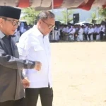 Bupati Halteng Dr. Ir. Ikram Malan Sangadji, M.Si., (kiri) berjalan berdampingan dengan Menteri Desa dan Pembangunan Daerah Tertinggal H. Yandri Susanto saat menghadiri Seminar Nasional Koperasi Desa/Kelurahan Merah Putih (KDMP) di Area Perikanan Ternate, Maluku Utara, Rabu (5/8/2026). Foto: Dok. Pemda Halteng