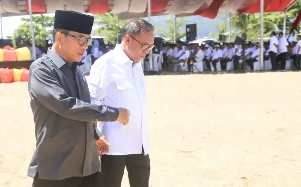 Bupati Halteng Dr. Ir. Ikram Malan Sangadji, M.Si., (kiri) berjalan berdampingan dengan Menteri Desa dan Pembangunan Daerah Tertinggal H. Yandri Susanto saat menghadiri Seminar Nasional Koperasi Desa/Kelurahan Merah Putih (KDMP) di Area Perikanan Ternate, Maluku Utara, Rabu (5/8/2026). Foto: Dok. Pemda Halteng