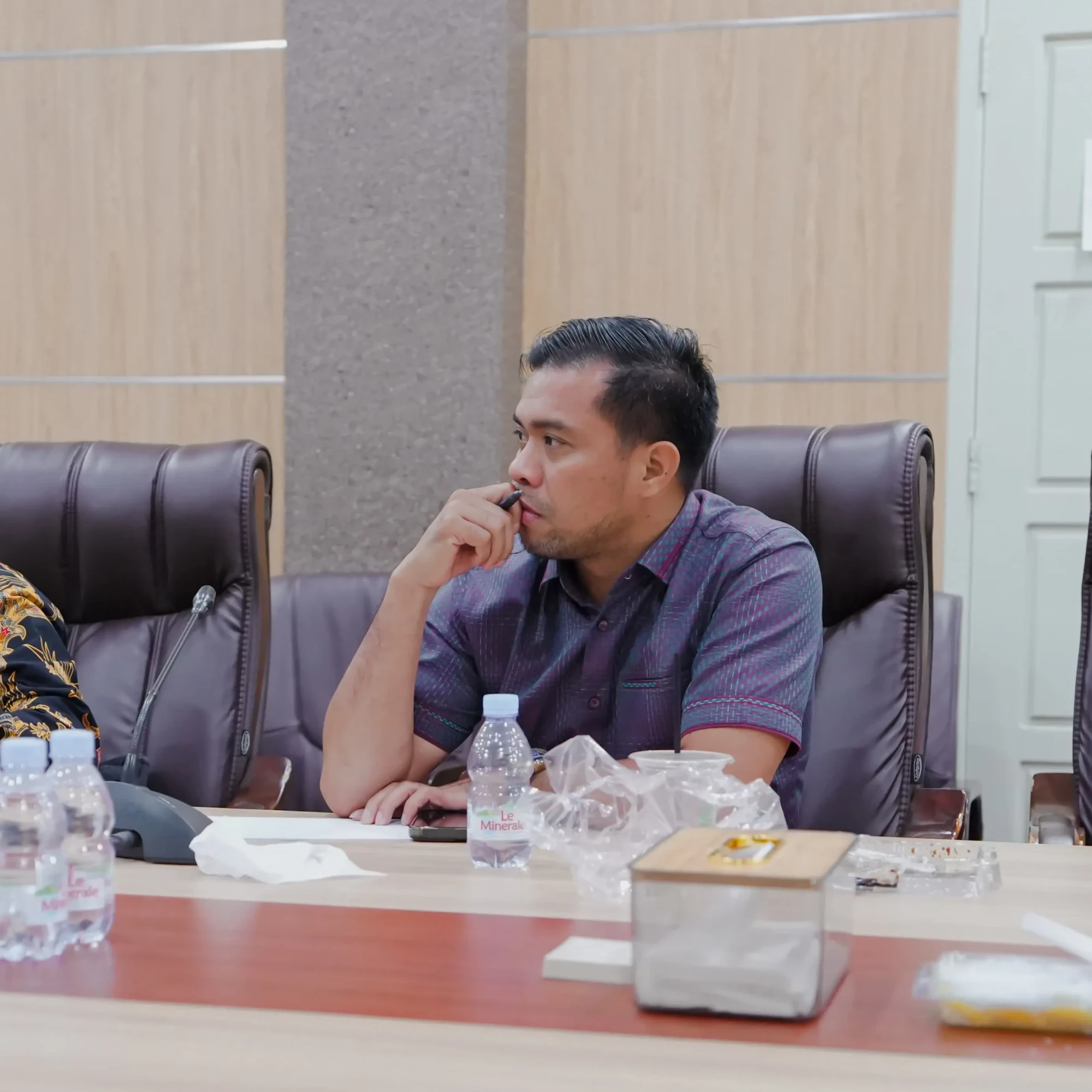 Sekretaris Komisi IV DPRD Malut, dr. Haryadi Ahmad, saat memberikan interupsi dan pemaparan terkait pentingnya prioritas Dana Bagi Hasil (DBH) kabupaten/kota serta percepatan infrastruktur jalan Sagea–Maba dalam Paripurna KUA-PPAS di Sofifi, Kamis 6 Agustus 2026.. (Foto: ist)