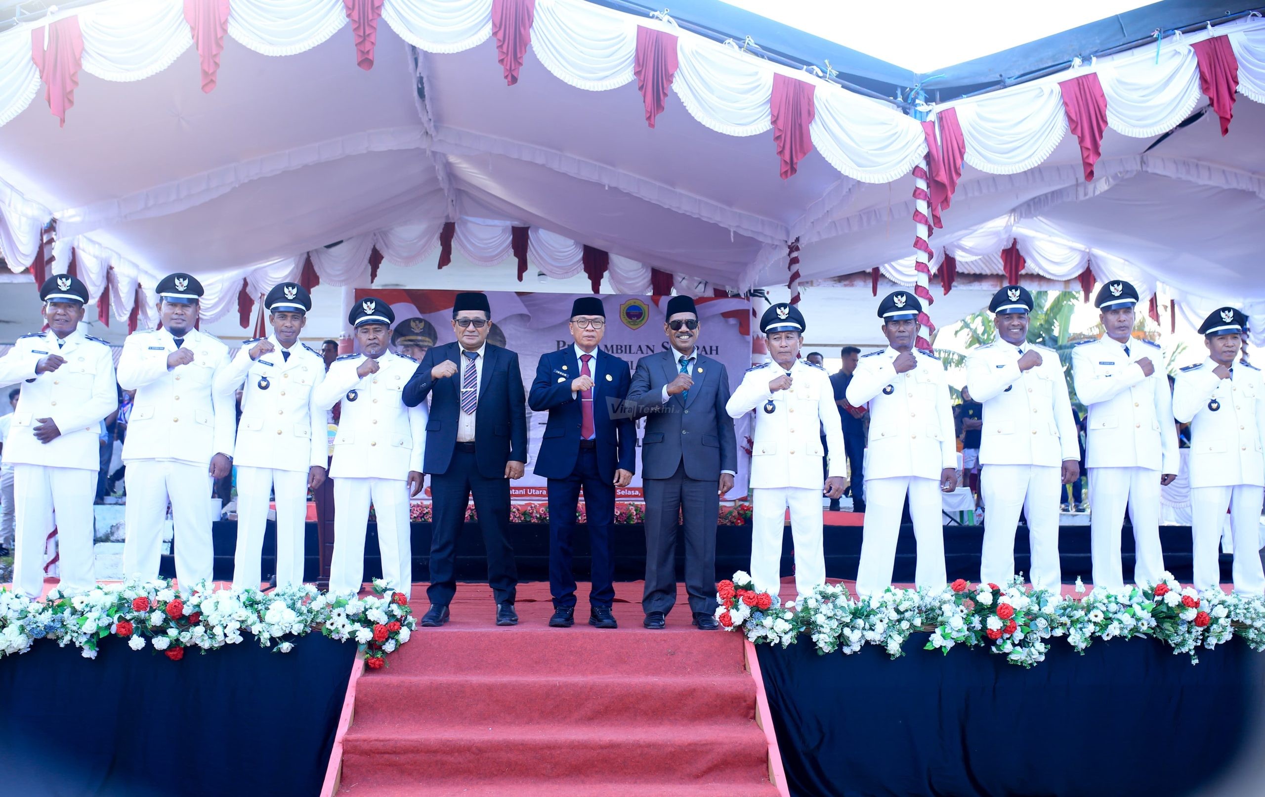 Bupati Halmahera Tengah Dr. Ir. Ikram Malan Sangadji, M.Si., bersama Ketua DPRD Zulkifli Hi. Bayan dan Sekda Bahri Sudirman, S.H., M.H., berfoto komando usai melantik sembilan kepala desa di area Wisata Batu Dua, Patani Utara, Selasa (11/8/2026). Foto: Supriansyah Nurdin