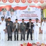Bupati Halteng Ikram Malan Sangadji, Sekda Bahri Sudirman, pimpinan DPRD foto bersama tujuh kepala desa yang baru saja dilantik di Gedung Pertemuan Kecamatan Patani, Halmahera Tengah, Rabu (12/8/2026). Foto: Supriansyah Nurdin