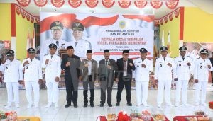 Bupati Halteng Ikram Malan Sangadji, Sekda Bahri Sudirman, pimpinan DPRD foto bersama tujuh kepala desa yang baru saja dilantik di Gedung Pertemuan Kecamatan Patani, Halmahera Tengah, Rabu (12/8/2026). Foto: Supriansyah Nurdin