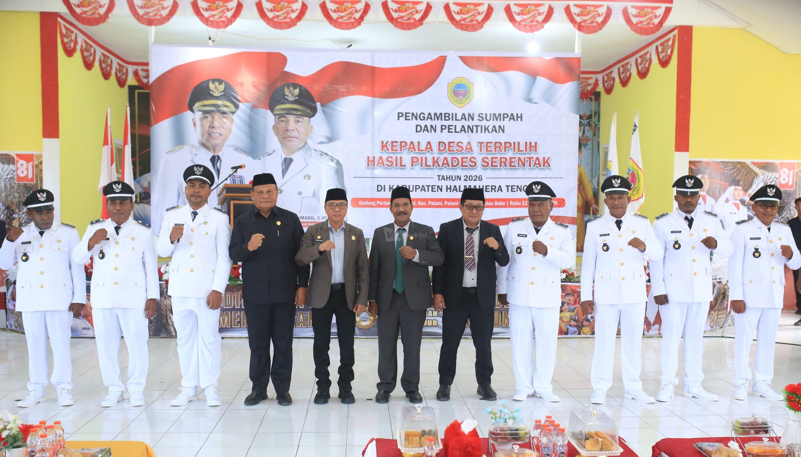 Bupati Halteng Ikram Malan Sangadji, Sekda Bahri Sudirman, pimpinan DPRD foto bersama tujuh kepala desa yang baru saja dilantik di Gedung Pertemuan Kecamatan Patani, Halmahera Tengah, Rabu (12/8/2026). Foto: Supriansyah Nurdin