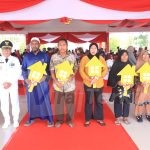 Bupati Halteng (kedua kiri) didampingi Wakil Bupati dan Kadis PMD berfoto bersama penerima bantuan RLH pada peringatan HUT ke-81 RI di Pendopo Falcilno, Weda, Senin (17/8/2026). Program strategis ini digelar untuk meningkatkan kualitas hidup warga Halteng. (Foto: Dok. Humas Pemkab Halteng)