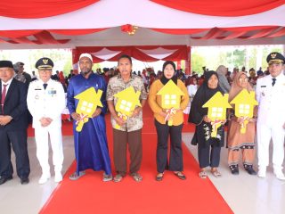 Kado Kemerdekaan, 9 Warga Weda Terima Bantuan RLH dari Bupati Halteng