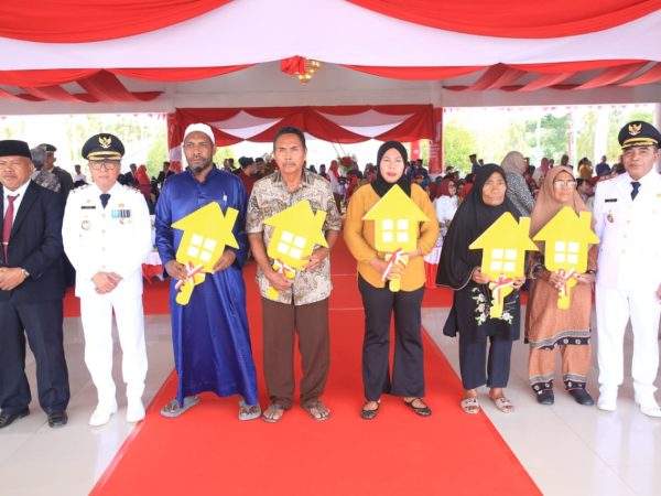 Kado Kemerdekaan, 9 Warga Weda Terima Bantuan RLH dari Bupati Halteng