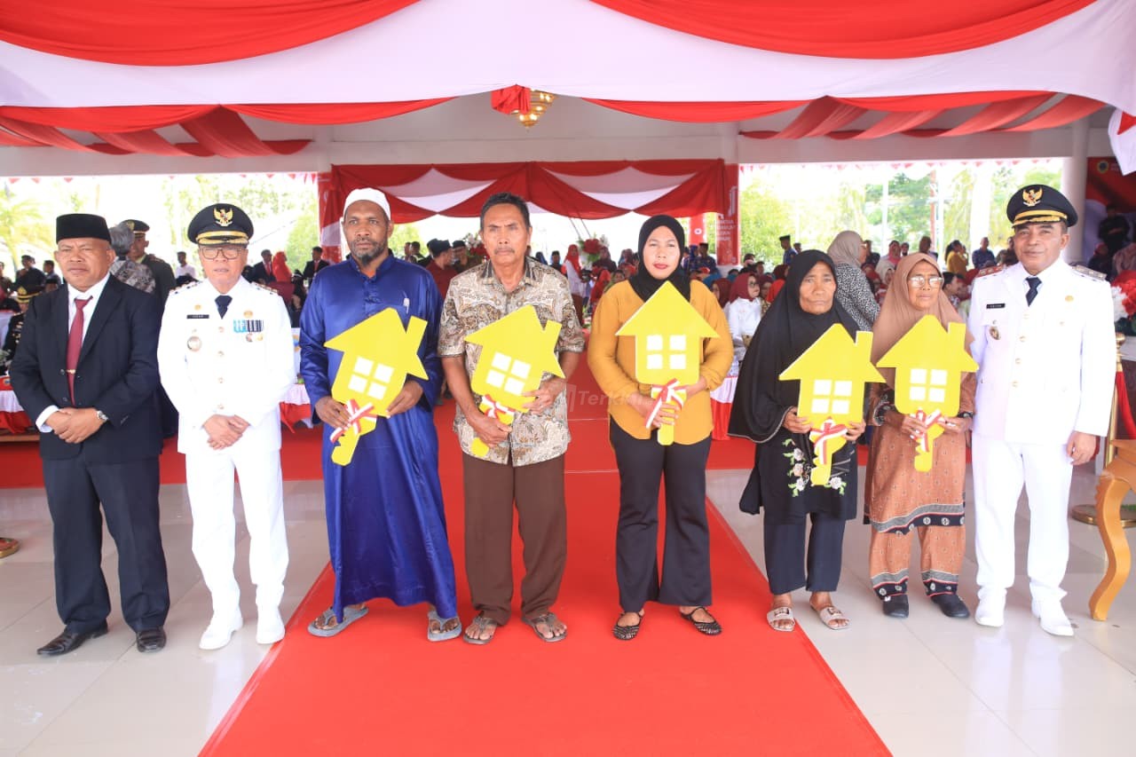 Bupati Halteng (kedua kiri) didampingi Wakil Bupati dan Kadis PMD berfoto bersama penerima bantuan RLH pada peringatan HUT ke-81 RI di Pendopo Falcilno, Weda, Senin (17/8/2026). Program strategis ini digelar untuk meningkatkan kualitas hidup warga Halteng. (Foto: Dok. Humas Pemkab Halteng)