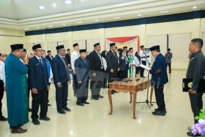 Bupati Halteng Dr. Ir. Ikram Malam Sangadji, M.Si., memimpin pengambilan sumpah jabatan puluhan Pejabat JPT Pratama, Administrator, dan Pengawas di lingkungan Pemkab Halteng, Kamis (20/8/2026). Foto: Supriansyah Nurdin