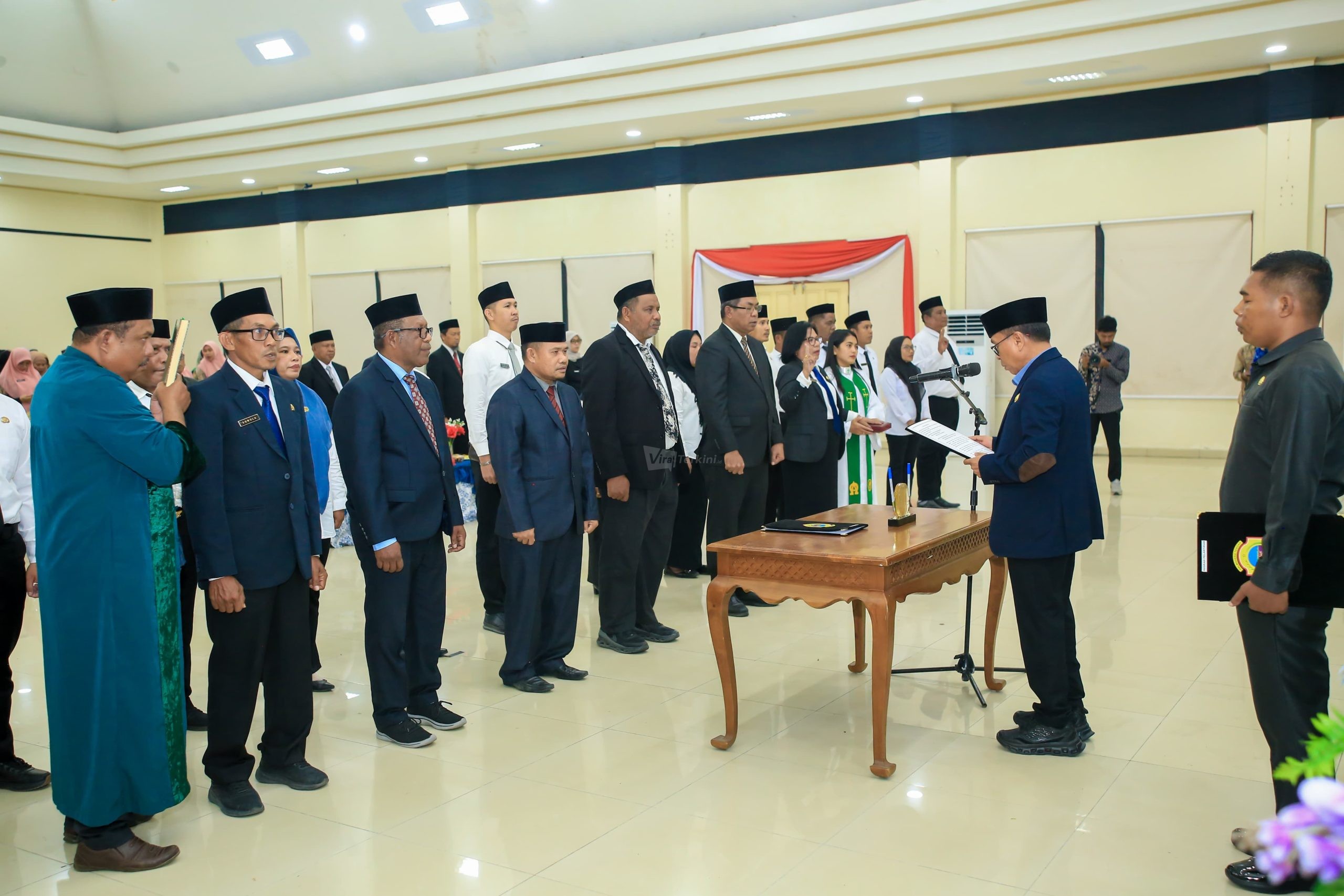 Bupati Halteng Dr. Ir. Ikram Malam Sangadji, M.Si., memimpin pengambilan sumpah jabatan puluhan Pejabat JPT Pratama, Administrator, dan Pengawas di lingkungan Pemkab Halteng, Kamis (20/8/2026). Foto: Supriansyah Nurdin