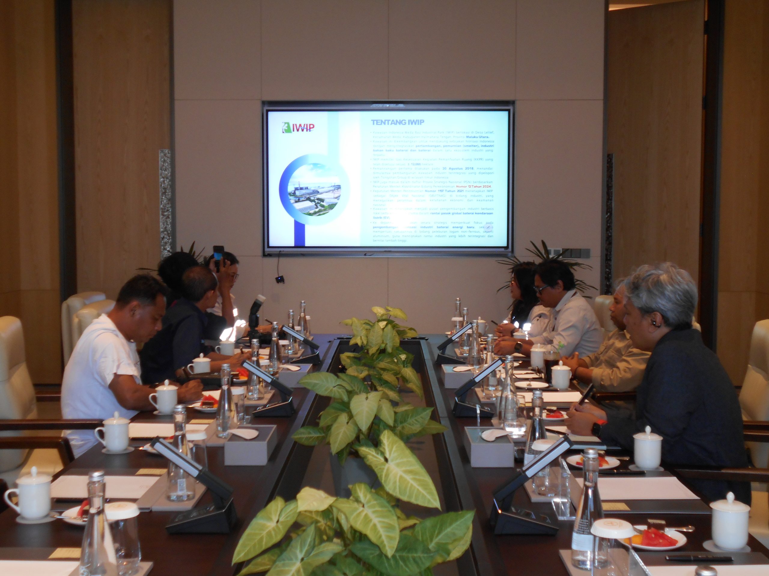 Manajer Hubungan Eksternal PT IWIP, Lukman Hakim (kanan), memaparkan capaian investasi, penyerapan tenaga kerja, dan komitmen hilirisasi industri perusahaan saat menerima kunjungan perwakilan media massa di Hotel IWIP, Halmahera Tengah, Maluku Utara, Sabtu (15/8/2026). (Foto: Dok. Humas IWIP)
