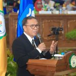 Bupati Halmahera Tengah, Dr. Ir. Ikram M. Sangadji, M.Si., menyampaikan orasi ilmiah bertajuk "Optimalisasi Hilirisasi Nikel Berbasis Inovasi dan Digitalisasi" dalam Sidang Terbuka Wisuda Universitas Khairun di Aula Banau, Ternate, Sabtu (21/8/2026). (Foto: Dok. Diskominfo Halteng/Kokon)