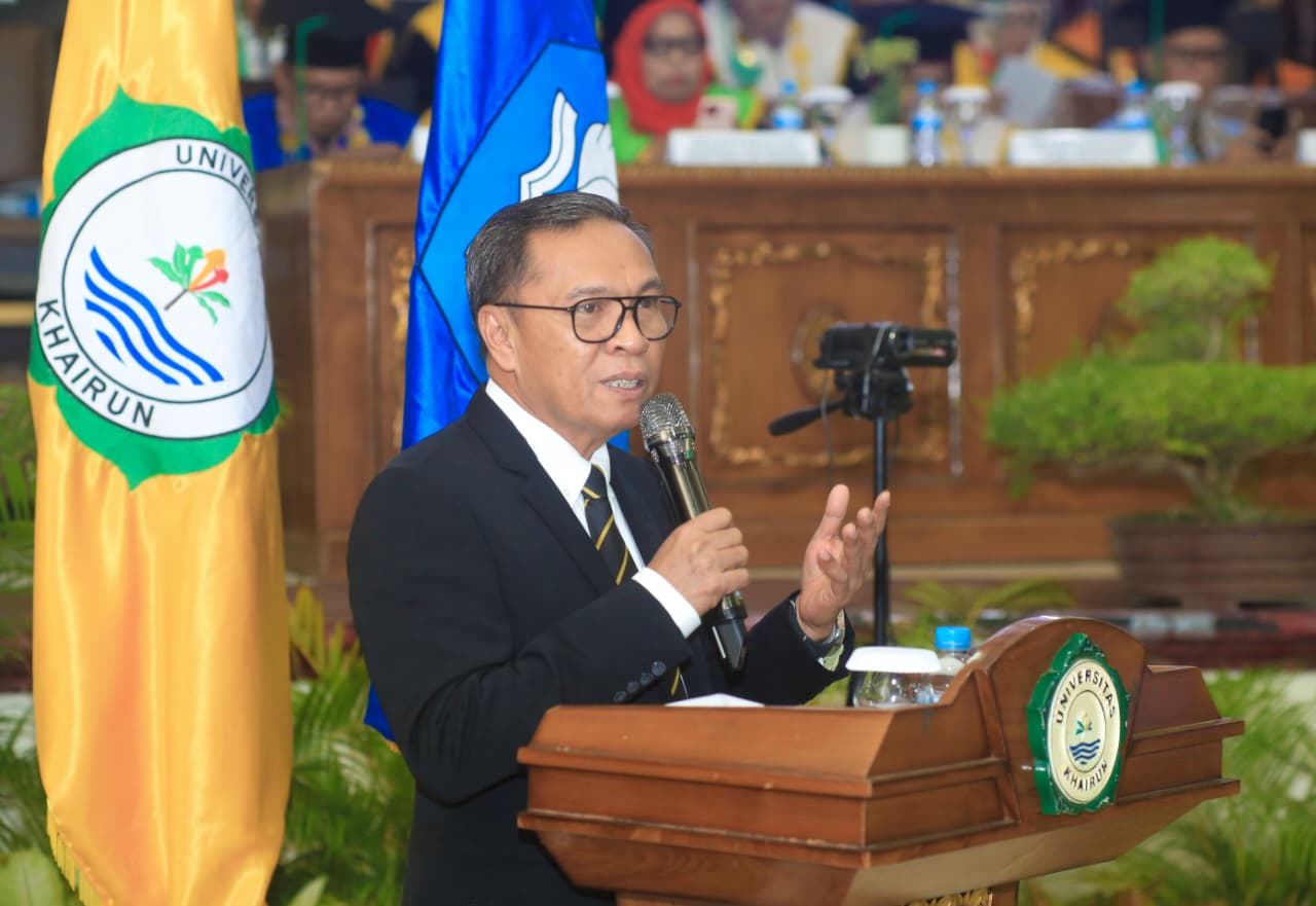Bupati Halmahera Tengah, Dr. Ir. Ikram M. Sangadji, M.Si., menyampaikan orasi ilmiah bertajuk "Optimalisasi Hilirisasi Nikel Berbasis Inovasi dan Digitalisasi" dalam Sidang Terbuka Wisuda Universitas Khairun di Aula Banau, Ternate, Sabtu (21/8/2026). (Foto: Dok. Diskominfo Halteng/Kokon)