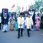 Bupati Halteng Dr. Ir. Ikram Malan Sangadji, M.Si., dan Wakil Bupati Ahlan Djumadil S.IP., berjalan bersama para peserta bertopeng Cogoipa pada penutupan Fest Cogoipa 2026 di Weda, Halteng, Rabu (26/8/2026). (Foto: Dok. Pemda Halteng/Kokon)