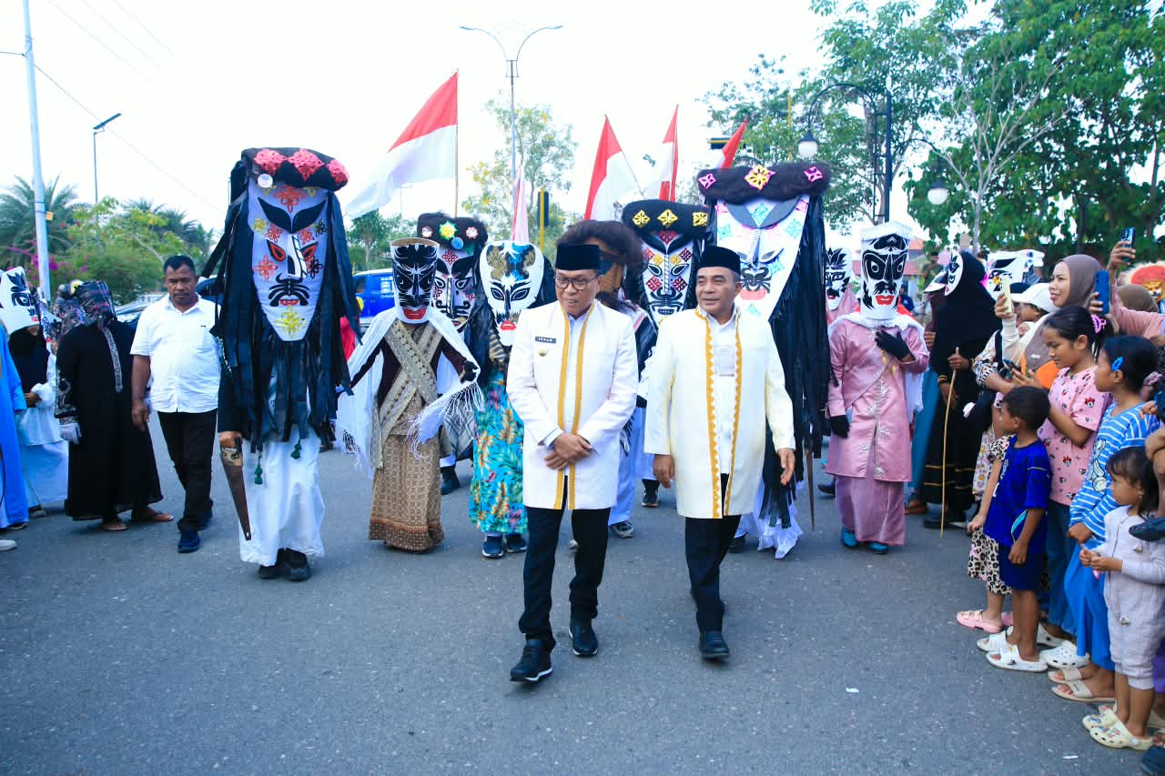 Bupati Halteng Dr. Ir. Ikram Malan Sangadji, M.Si., dan Wakil Bupati Ahlan Djumadil S.IP., berjalan bersama para peserta bertopeng Cogoipa pada penutupan Fest Cogoipa 2026 di Weda, Halteng, Rabu (26/8/2026). (Foto: Dok. Pemda Halteng/Kokon)