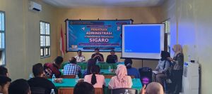 Kepala Kesbangpol Halteng, Taher B.M Dji Husin, dan tim memaparkan fitur-fitur dan cara penggunaan aplikasi SIGARO kepada perwakilan ormas, menekankan kemudahan akses dan akurasi data dalam pendataan organisasi, Rabu (27/8/2026). (Foto: ist)