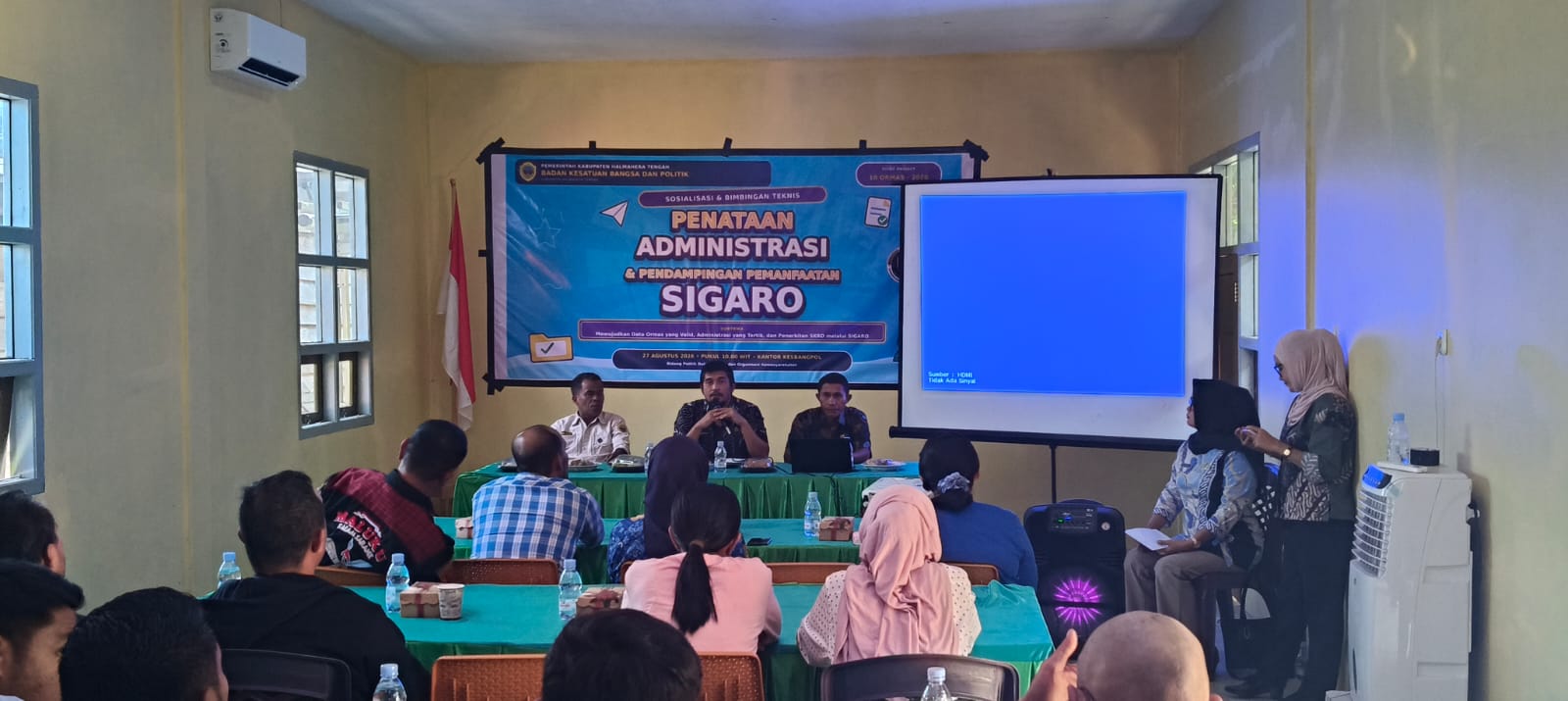 Kepala Kesbangpol Halteng, Taher B.M Dji Husin, dan tim memaparkan fitur-fitur dan cara penggunaan aplikasi SIGARO kepada perwakilan ormas, menekankan kemudahan akses dan akurasi data dalam pendataan organisasi, Rabu (27/8/2026). (Foto: ist)