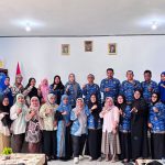 Foto bersama Kepala BKPSDM Halmahera Tengah, Arman Alting, S.Pd.I., M.M., Tim Monitoring, dan Jajaran ASN Kecamatan Weda usai kegiatan pengawasan disiplin pegawai. (Foto: ist)