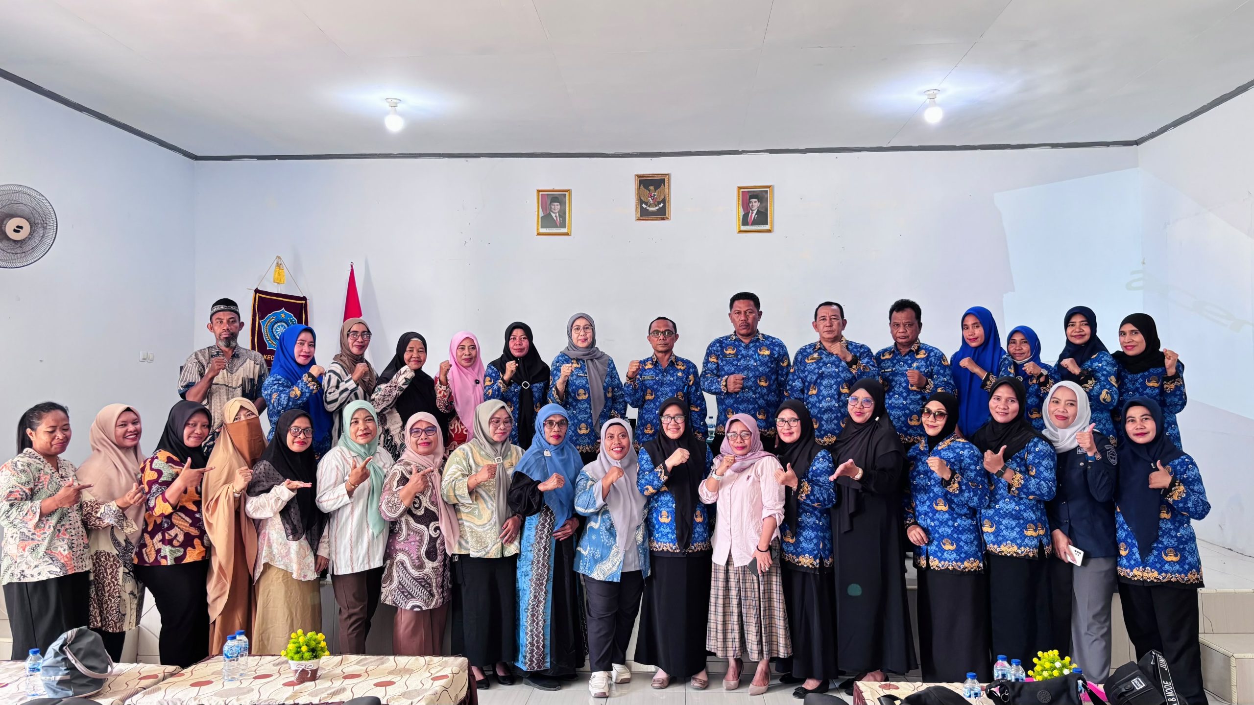 Foto bersama Kepala BKPSDM Halmahera Tengah, Arman Alting, S.Pd.I., M.M., Tim Monitoring, dan Jajaran ASN Kecamatan Weda usai kegiatan pengawasan disiplin pegawai. (Foto: ist)