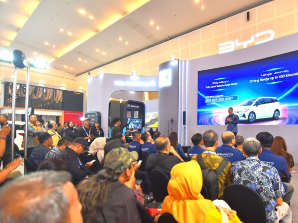 BYD M6 DM Perluas Pilihan Elektrifikasi Mobil Keluarga di Jawa Timur