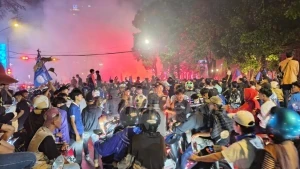 Aksi konvoi suporter Persib di kawasan Tugu Kujang, Kota Bogor, Kamis