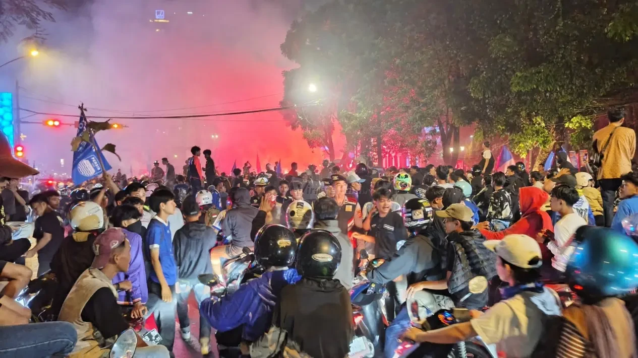 Aksi konvoi suporter Persib di kawasan Tugu Kujang, Kota Bogor, Kamis