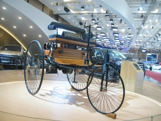 Mercedes-Benz Rayakan 140 Tahun Inovasi, Ungkap Jejak Penemuan yang Mengubah Industri Otomotif
