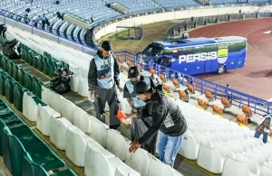 Petugas kebersihan membersihkan tribun Stadion si Jalak Harupat - Dok Media Piala Presiden 2026.jpg