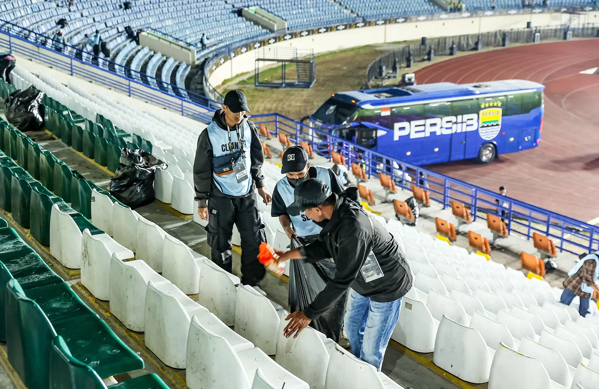 Petugas kebersihan membersihkan tribun Stadion si Jalak Harupat - Dok Media Piala Presiden 2026.jpg