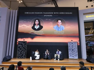 Mazda dan Adrie Basuki Ubah Limbah Tekstil Jadi Instalasi Seni di GIIAS 2026