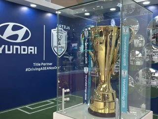 Heboh! Trofi Asli Hyundai Cup dan Jersey Bertanda Tangan Pemain Timnas Mejeng di GIIAS
