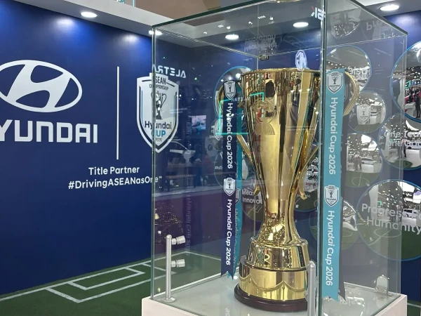 Heboh! Trofi Asli Hyundai Cup dan Jersey Bertanda Tangan Pemain Timnas Mejeng di GIIAS