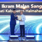 Bupati Halteng Dr. Ir. Ikram Malan Sangadji, M.Si. (kanan) menerima penghargaan Piala Citra Paramesti kategori Mitra Individu Terbaik dari Rektor Universitas Terbuka Prof. Ali Muktiyanto pada Puncak Perayaan Dies Natalis ke-42 UT di Universitas Terbuka Convention Center (UTCC), Tangerang Selatan, Banten, Jumat (4/9/2026). (Foto: Dok. Pemda Halteng)