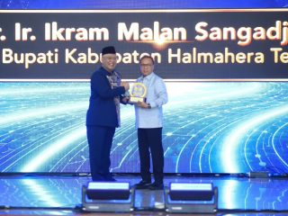 Puncak Dies Natalis ke-42 UT: Bupati Halteng Raih Penghargaan Mitra Individu Terbaik