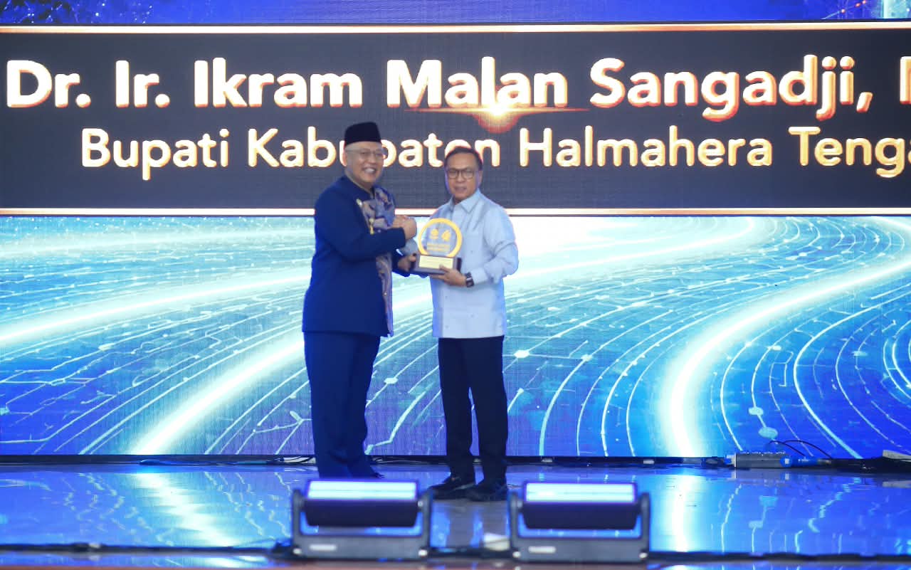 Bupati Halteng Dr. Ir. Ikram Malan Sangadji, M.Si. (kanan) menerima penghargaan Piala Citra Paramesti kategori Mitra Individu Terbaik dari Rektor Universitas Terbuka Prof. Ali Muktiyanto pada Puncak Perayaan Dies Natalis ke-42 UT di Universitas Terbuka Convention Center (UTCC), Tangerang Selatan, Banten, Jumat (4/9/2026). (Foto: Dok. Pemda Halteng)
