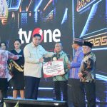 Bupati Halmahera Tengah Dr. Ir. Ikram Malan Sangadji, M.Si., (tengah) secara simbolis menerima papan alokasi bantuan 300 unit rumah BSPS pada ajang Apresiasi Pemerintah Daerah Berprestasi 2026 di Hotel Bidakara, Jakarta, Kamis (17/9/2026). Foto: dok. Pemda Halteng