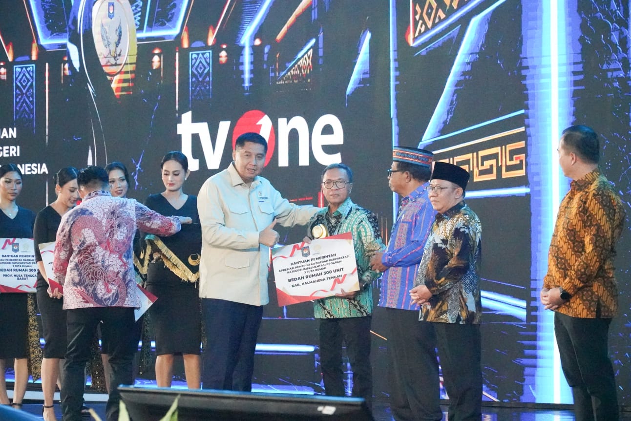 Bupati Halmahera Tengah Dr. Ir. Ikram Malan Sangadji, M.Si., (tengah) secara simbolis menerima papan alokasi bantuan 300 unit rumah BSPS pada ajang Apresiasi Pemerintah Daerah Berprestasi 2026 di Hotel Bidakara, Jakarta, Kamis (17/9/2026). Foto: dok. Pemda Halteng