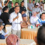 Bupati Halteng Ikram Malan Sangadji memberikan arahan saat dialog terbuka bersama warga Pulau Gebe, Kamis (24/9/2026). (Foto: Supriansyah Nurdin)